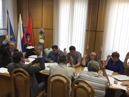 Pentru a părăsi, colonelii Consiliului Deputaților din localitatea Lebyazhensky au votat pentru respingerea șefului