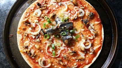 Pizza cu pește - Rețetă pizza italiană cu pește (hering baltic)