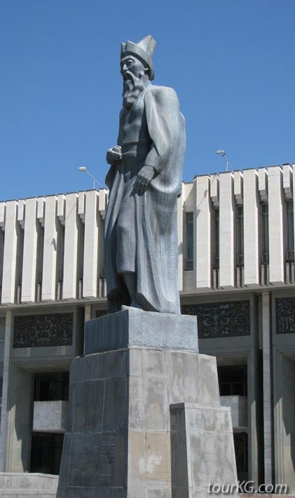 Piața Manas din Bishkek, un monument pentru Manasu Baatyr și Manaschy Storytellers