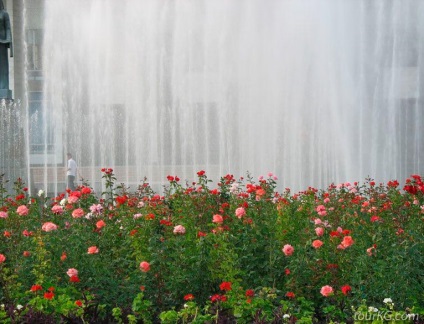 Piața Manas din Bishkek, un monument pentru Manasu Baatyr și Manaschy Storytellers