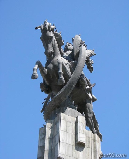 Piața Manas din Bishkek, un monument pentru Manasu Baatyr și Manaschy Storytellers