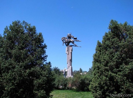 Piața Manas din Bishkek, un monument pentru Manasu Baatyr și Manaschy Storytellers