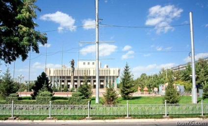 Piața Manas din Bishkek, un monument pentru Manasu Baatyr și Manaschy Storytellers