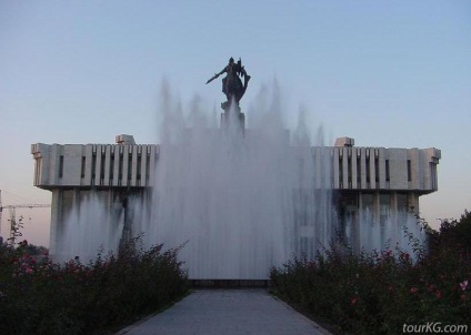 Piața Manas din Bishkek, un monument pentru Manasu Baatyr și Manaschy Storytellers