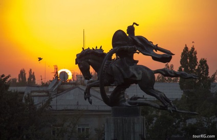 Piața Manas din Bishkek, un monument pentru Manasu Baatyr și Manaschy Storytellers