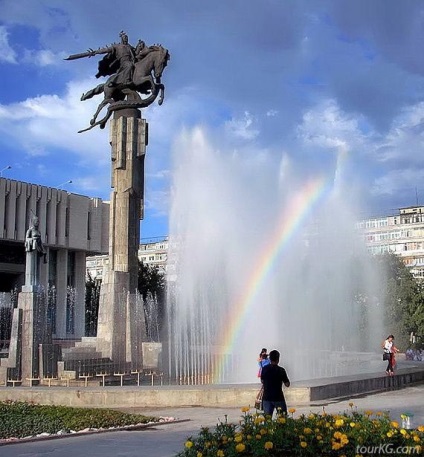 Piața Manas din Bishkek, un monument pentru Manasu Baatyr și Manaschy Storytellers