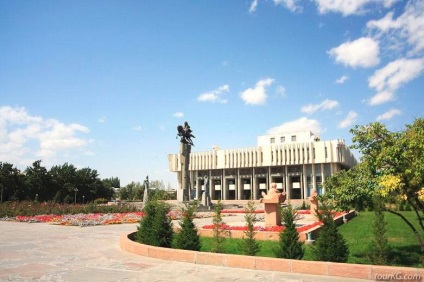 Piața Manas din Bishkek, un monument pentru Manasu Baatyr și Manaschy Storytellers