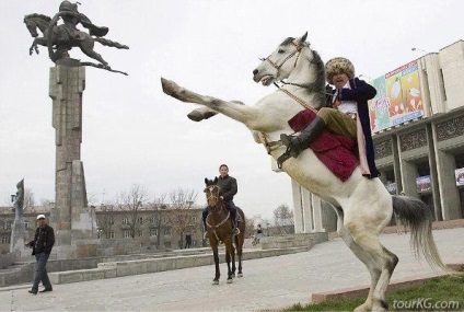 Piața Manas din Bishkek, un monument pentru Manasu Baatyr și Manaschy Storytellers