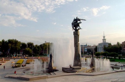 Piața Manas din Bishkek, un monument pentru Manasu Baatyr și Manaschy Storytellers