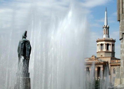 Piața Manas din Bishkek, un monument pentru Manasu Baatyr și Manaschy Storytellers