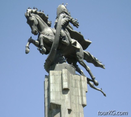 Piața Manas din Bishkek, un monument pentru Manasu Baatyr și Manaschy Storytellers