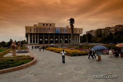 Piața Manas din Bishkek, un monument pentru Manasu Baatyr și Manaschy Storytellers