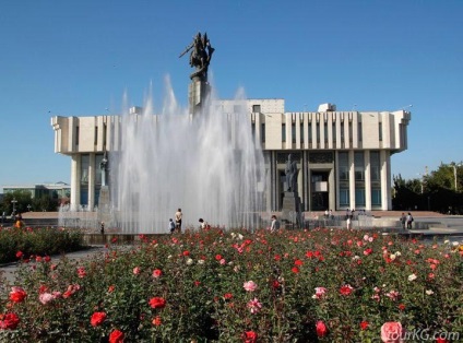 Piața Manas din Bishkek, un monument pentru Manasu Baatyr și Manaschy Storytellers