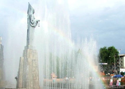 Piața Manas din Bishkek, un monument pentru Manasu Baatyr și Manaschy Storytellers