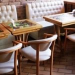 De ce o cafenea este potrivita pentru scaune din lemn