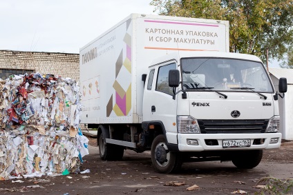 Pregătirea hârtiei și a plasticului pentru livrare în centrul de primire din Samara