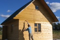 Pictura casei din exterior cu propriile mâini, lucrări pregătitoare, tehnologie de aplicare (fotografie și video)