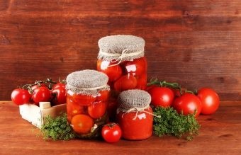 Roșiile în reteta de suc propriu cu pasta de tomate, fără sterilizare și alte opțiuni