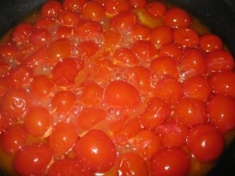 Roșiile în reteta de suc propriu cu pasta de tomate, fără sterilizare și alte opțiuni