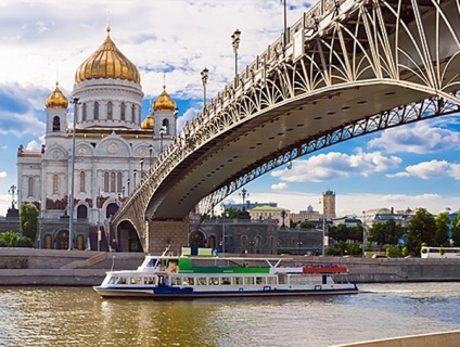 Se plimbă cu barca pe râul Moscova din Sankt Petersburg