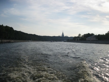 Se plimbă cu barca pe râul Moscova din Sankt Petersburg