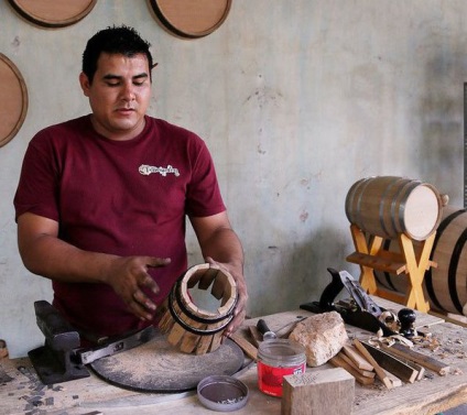 Fabricarea și vânzarea de butoaie de lemn cu mâinile lor la domiciliu ca o tehnologie de afaceri,