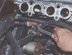 Ellenőrzés és cseréje a motor kopogás érzékelő 406 ZMZ autó Volga gáz 31105