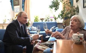 Putin a felicitat personal poporul lui Alemseyev cu aniversarea a 90 de ani, gura este în față