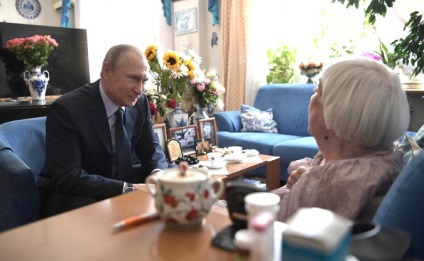 Putin ia felicitat personal pe apărătorul drepturilor omului Alekseyev la aniversarea a 90 de ani