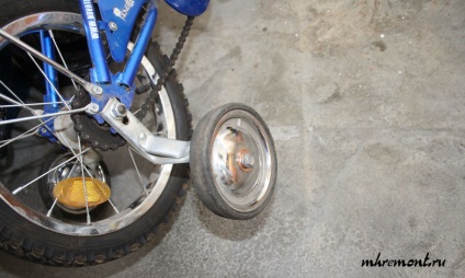Repararea roților atașate pe bicicletă pentru copii