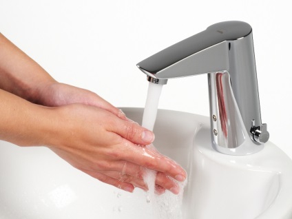 Javítás csapot a fürdőszobában a kezüket