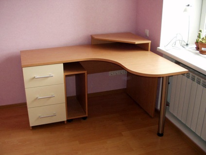 Javítás asztal otthon Szentpétervár