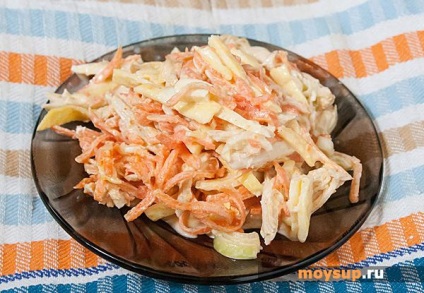 Salata de omletă cu file de pui și morcovi coreeni