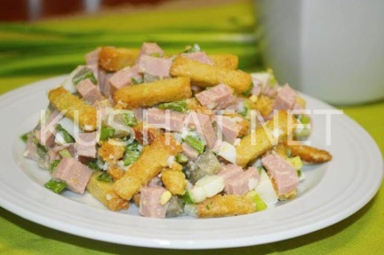 Salata cu crutoane și cârnați
