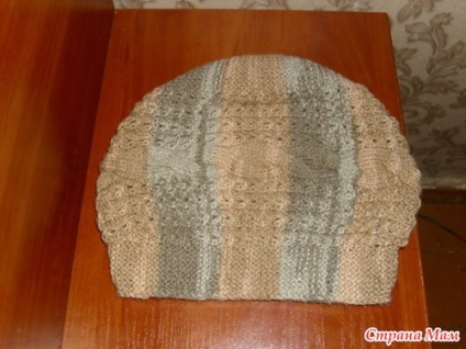Cap tricotat cu ace de tricotat de pe marginea care este pe cap