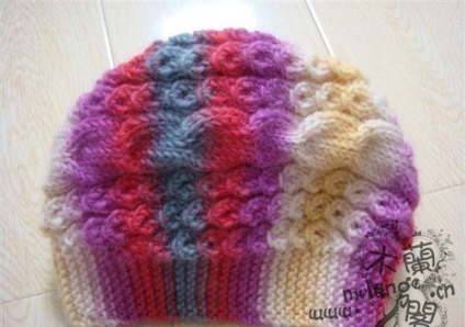 Cap tricotat cu ace de tricotat de pe marginea care este pe cap