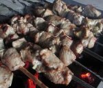 Shish kebab din carne de porc marinate în ceapă