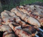 Shish kebab din carne de porc marinate în ceapă