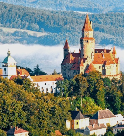 Castelul medieval al bouzes în regiunea morviană a republicii cehe