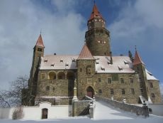 Castelul medieval al bouzes în regiunea morviană a republicii cehe