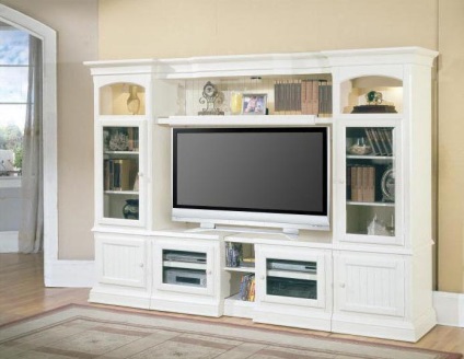 Zidul de sub televizor este o alegere ieftină și modernă, asamblată