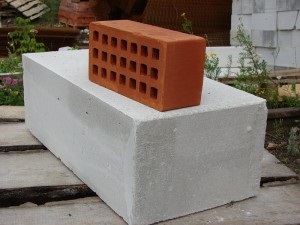 Construim din blocuri sau cărămizi din spumă