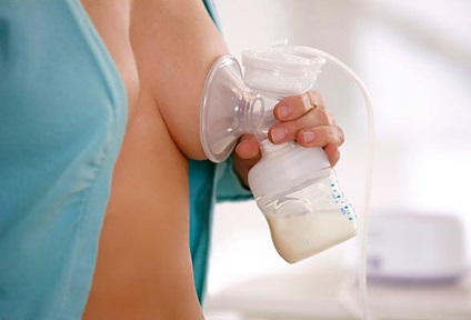 Exprimarea laptelui matern este bună pentru copil și mama