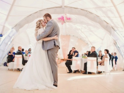Nunta în cort evidențiază și beneficiază