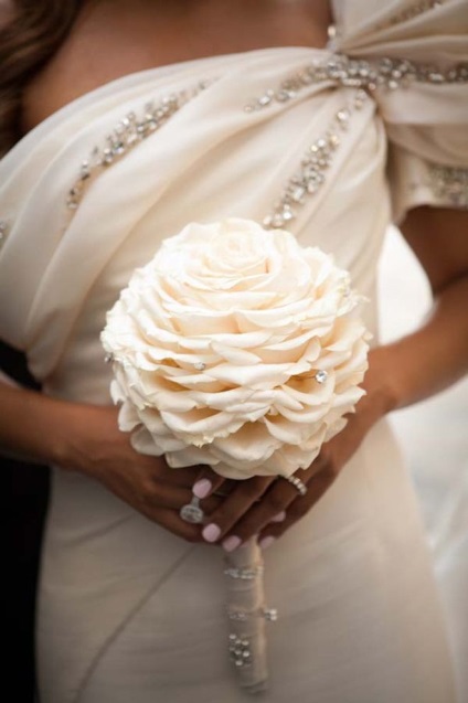 Blog de nunta o floare mare într-un buchet pentru mireasă