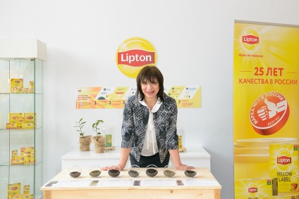 A lipton T-tesztelői emlékeznek több ezer árnyalatú aromaanyagra, hogy megőrizzék a tea gyűjtemény állandóságát 