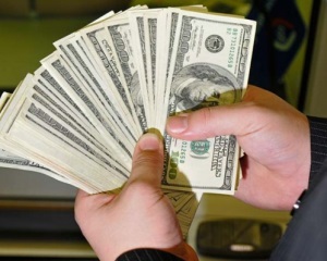 Schimbătoare de bani ucraineană câștiga zeci de mii de grivne pe o panică de dolari, știri pe