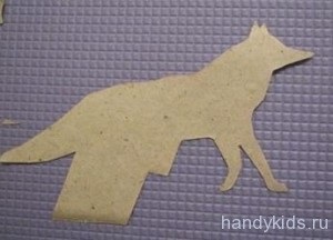 Tăierea de pe silueta de hârtie a unei vulpe și a unui lup