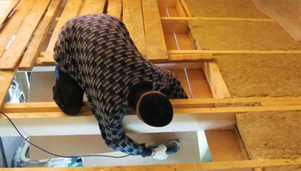 Dispozitivul tavanului într-o casă din lemn, caracteristici pentru spații joase, cum se face corect