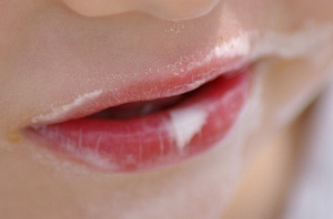 Îmbunătățirea buzelor la masaj acasă, mască, machiaj și mijloace speciale